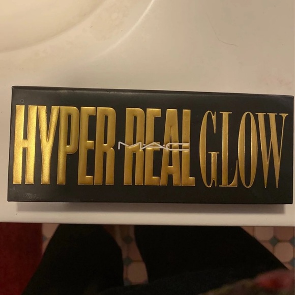 MAC Hyper Real Glow - Picture 2 of 2